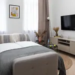 Boduena 4 - Elegant In Centre By Renters